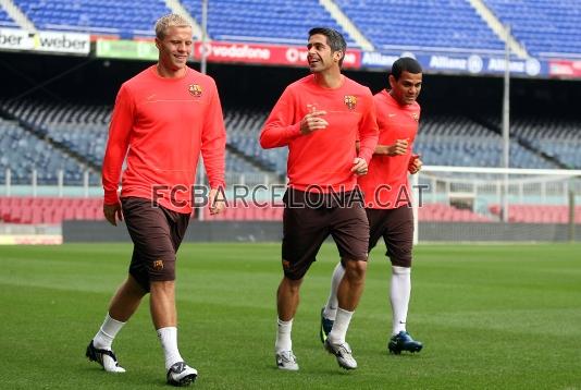 Gudjohnsen, Sylvinho i Alves, fent broma durant l'escalfament.