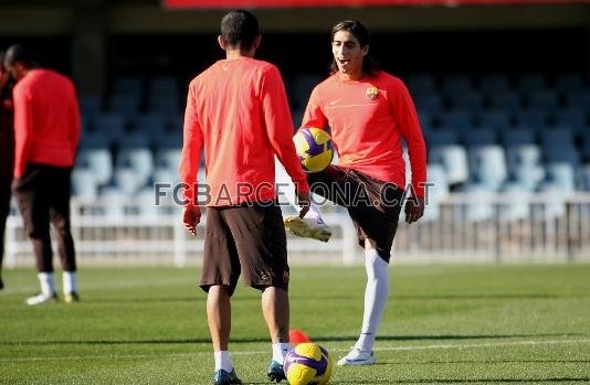 Martn Cceres y Alves dando toques con el baln.