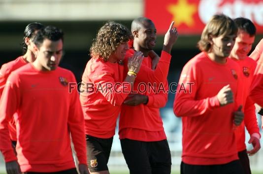 Carles Puyol, que ha salido despus en rueda de prensa, abrazando a Keita.