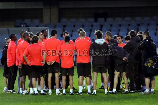 El equipo escucha las instrucciones de los tcnicos.