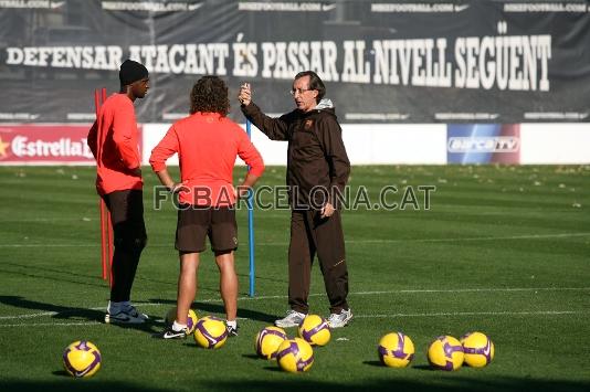 Tour y Puyol, los dos jugadores descartados para el partido contra el Sporting Clube, se han ejercitado este mircoles por la maana en el campo de la Masia.