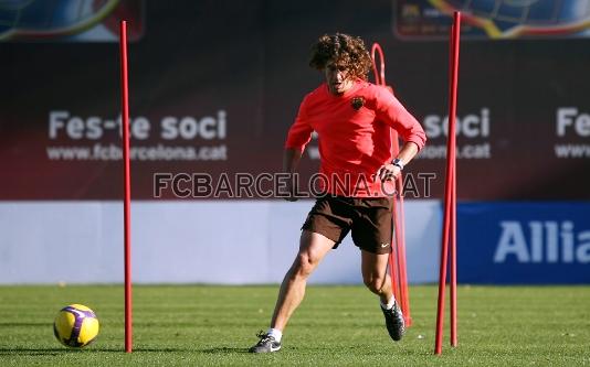 Puyol sorteando varios palos.