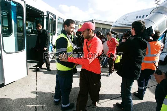 Alves saluda un aficionat.