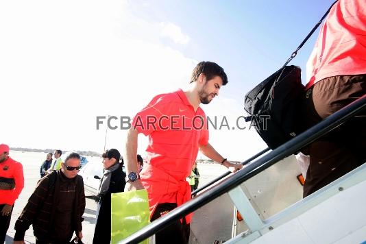 Piqu sube al avin que ha llevado al equipo hasta Lisboa.