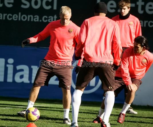 Gudjohnsen, amb la pilota, durant un rondo.