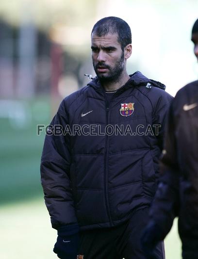 Josep Guardiola supervisant la feina dels seus jugadors.