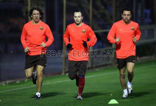 Iniesta, entre Puyol i Xavi, calentant.