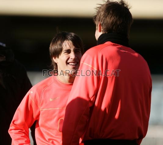 Bojan parlant amb Piqu abans de l'inici de l'entrenament.