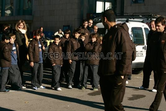 Guardiola saludant els joves jugadors de les FCB Escoles de l'Orient Mitj.