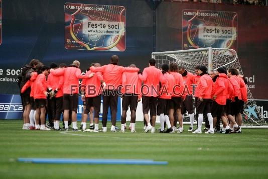 L'entrenament ha comenat amb un minut de silenci pel seguidor del Bara Cristbal, molt proper al primer equip i al planter.