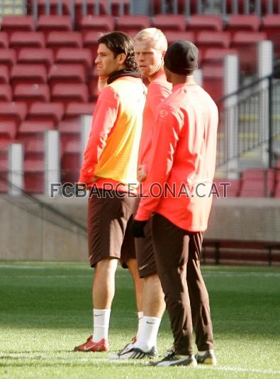 Mrquez, Gudjohnsen y Eto'o, en un momento tranquilo de la sesin.