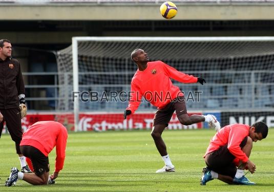 Abidal, que ha rebut l'alta, jugant amb la pilota.