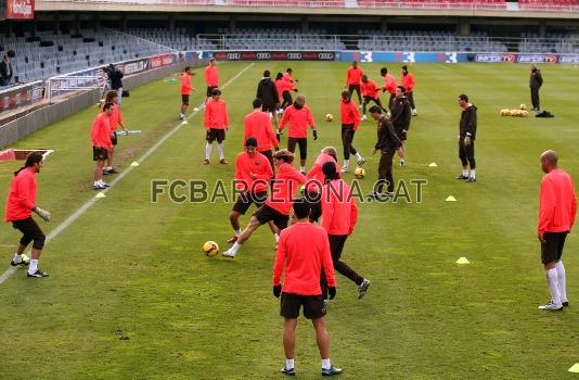 Els jugadors fent diversos rondo al Miniestadi.