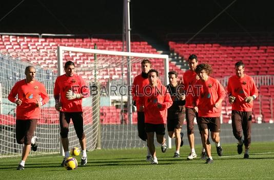 Escalfament al Camp Nou.