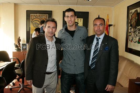 El jugador, amb vicepresident esportiu, Rafael Yuste, i el director esportiu, Txiki Begiristain.