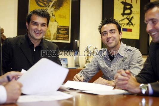 Xavi Hernndez ha firmado este viernes por la tarde la ampliacin de su contrato hasta el 2014.