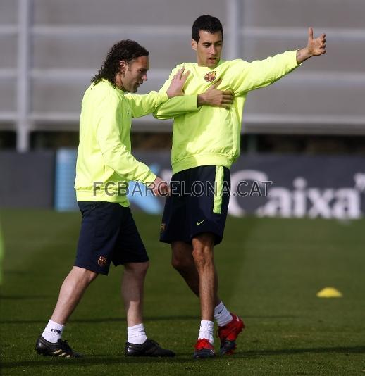 Milito y Busquets se lo toman muy en serio. Foto: Miguel Ruiz (FCB)