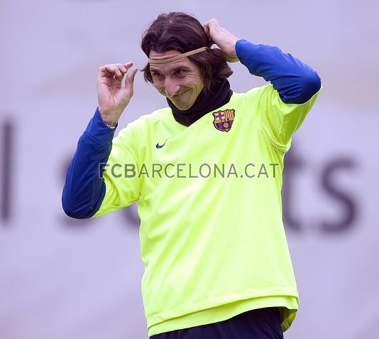 Ibrahimovic es posa a punt per a l'entrenament. (Foto: Miguel Ruiz - FCB)