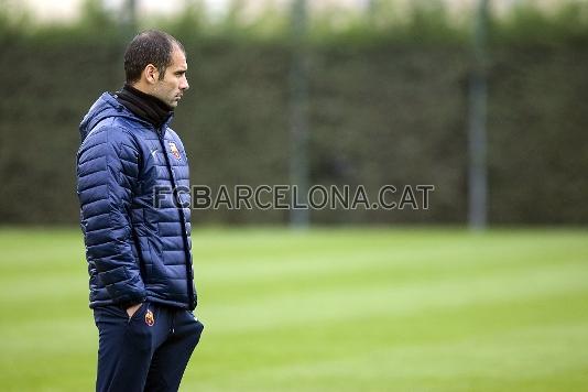 Guardiola no pierde detalle. (Foto: Miguel Ruiz - FCB)