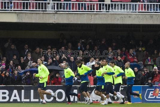 El equipo se ha entrenado bajo una intensa lluvia. Foto: lex Caparrs / Miguel Ruiz (FCB)