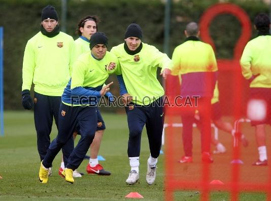 Alves i Messi, en un exercici per parelles. (Foto: Miguel Ruiz - FCB)