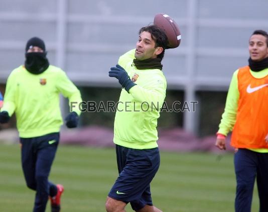 En la primera parte del entrenamiento el equipo se ha ejercitado con balones de rugby. (Foto: Miguel Ruiz - FCB)