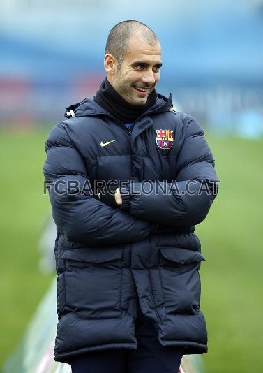 Josep Guardiola observa el trabajo de sus jugadores. Foto: Miguel Ruiz - FCB