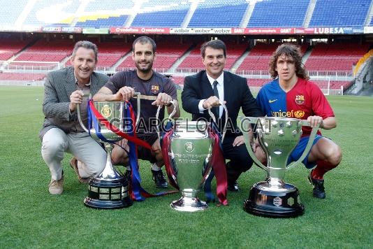 Fotografa histrica con la Liga, la Copa del Rey y la Liga de Campeones. Guardiola con el capitn Carles Puyol, el presidente Joan Laporta, y el secretario tcnico, Txiki Begiristain. Foto: archivo FCB