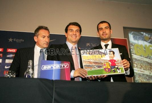 El dia de la presentaci de Pep Guardiola com a tcnic del primer equip de futbol, al costat de Txiki Begiristain i Joan Laporta. Foto: arxiu FCB