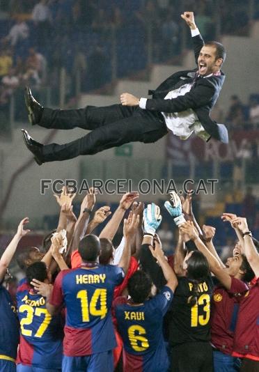 De nou la imatge de l'equip mantejant a Guardiola es va tornar a repetir a Roma quan el Bara va guanyar la Lliga de Campions. Foto: arxiu FCB