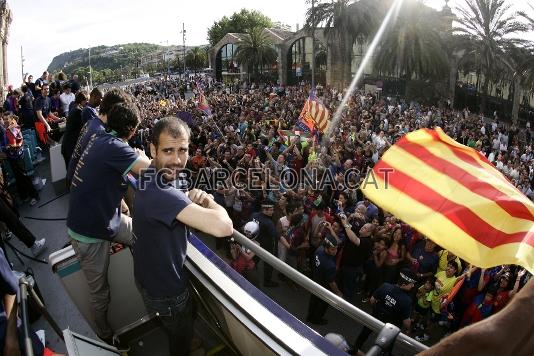 Rua de celebraci dels campions del triplet pels carrers de Barcelona. Foto: arxiu FCB