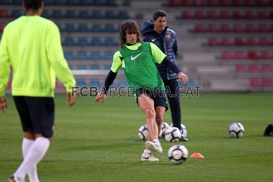 Puyol, en els rondos. Foto: Miguel Ruiz (FCB).