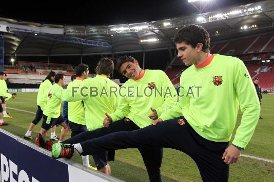 Jonathan Dos Santos somriu, al costat de Marc Bartra. Foto: Miguel Ruiz - FCB