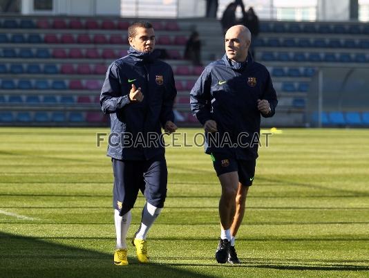 Alves ha sortit a la gespa amb un recuperador. (Fotos: Miguel Ruiz - FCB)