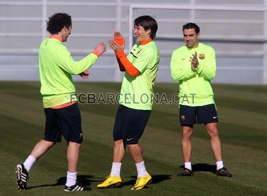 Milito, Bojan i Xavi protagonistes d'un moment dists. (Fotos: Miguel Ruiz - FCB)