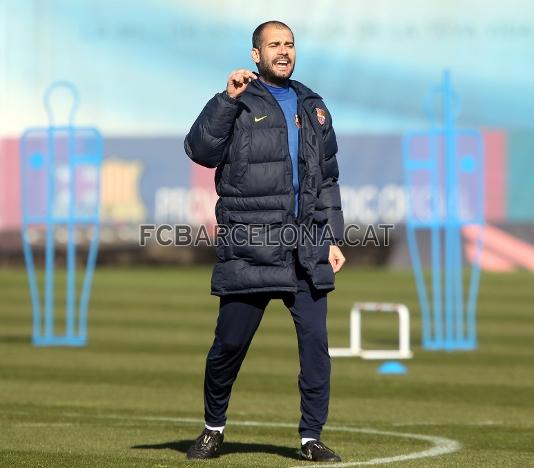 Guardiola dna instruccions als seus jugadors. (Fotos: Miguel Ruiz - FCB)