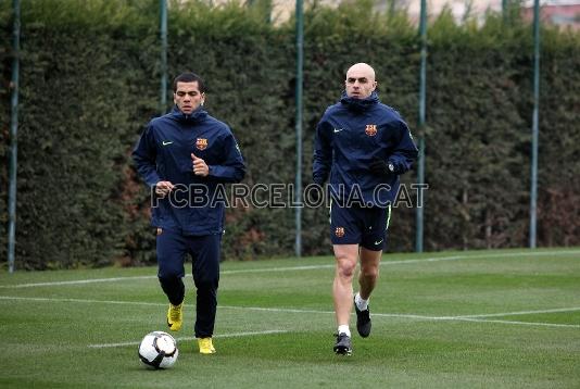 Dani Alves amb un dels recuperadors de l'equip. Foto: Miguel Ruiz - FCB