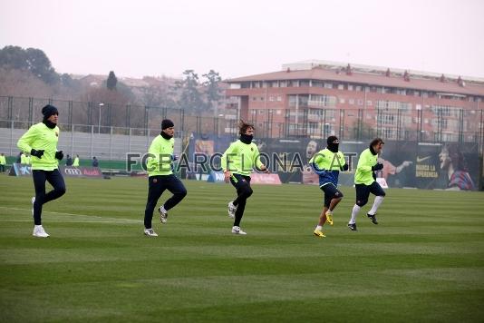 Els titulars han fet un entrenament ms suau centrat en la recuperaci. Foto: Miguel Ruiz - FCB