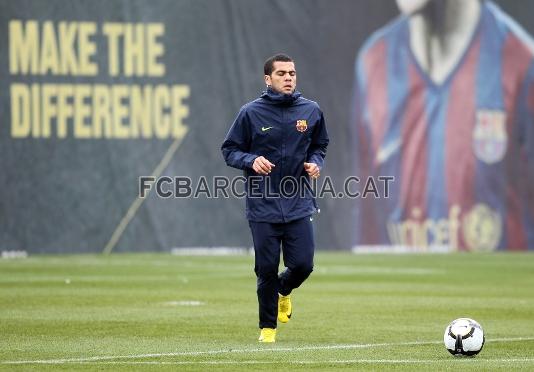 Alves ha estat per primer cop tocant pilota desprs de caure lesionat. Foto: Miguel Ruiz - FCB