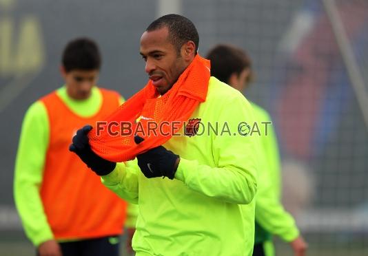 Thierry Henry posant-se un pitral durant la sessi d'aquest dilluns. Foto: Miguel Ruiz - FCB