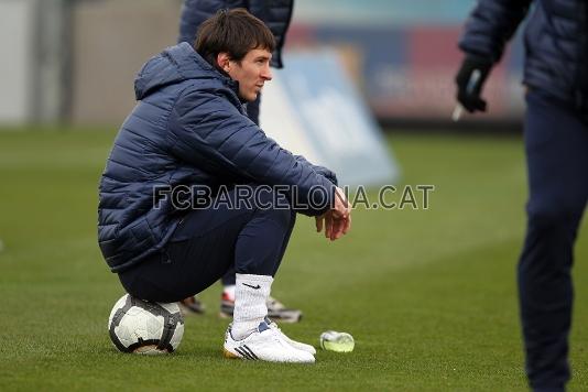 Leo Messi assegut damunt una pilota. Foto: Miguel Ruiz - FCB