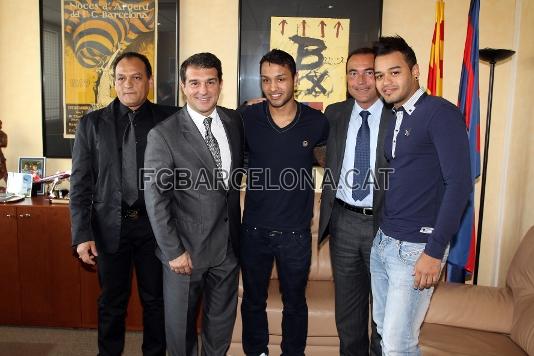 A l'acte de la signatura han assistit el pare de Jeffren Surez, el president Joan Laporta, el propi jugador, el vicepresident Rafael Yuste i el germ del jugador. Foto: Miguel Ruiz - FCB