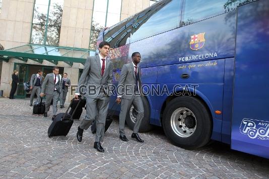 Tour i Bartra, a punt de pujar a l'autobs que els trasllada fins a l'aeroport. Foto: Miguel Ruiz - FCB