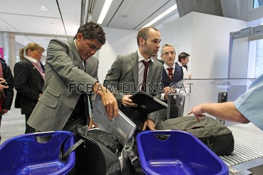 Jeffren i Iniesta tamb han hagut de passar el control de l'aeroport. Foto: Miguel Ruiz - FCB