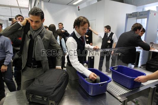 Mrquez i Milito recollint les seves partinences. Foto: Miguel Ruiz - FCB