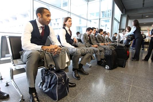 Henry i Ibra, asseguts esperant saber a quina hora sortia el vol. Foto: Miguel Ruiz - FCB