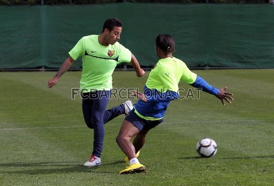 Vctor Vzquez fa una passada davant la pressi d'Elvis. Foto: Miguel Ruiz - FCB.