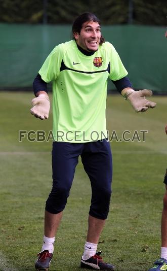 Pinto se sorprende ante una accin en el rondo. Foto: Miguel Ruiz - FCB.