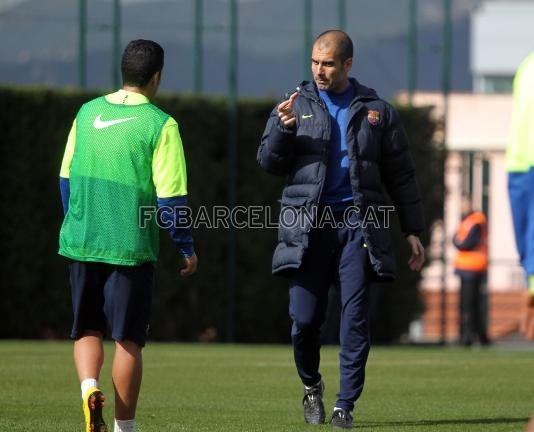 El tcnico del Bara hablando con Pedro. Foto: Miguel Ruiz - FCB.