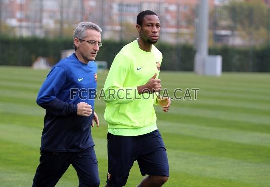 Keita, an lesionado, con uno de los recuperadores de la plantilla. Foto: Miguel Ruiz - FCB.